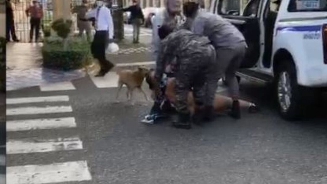 Mujer se desnuda frente al Minerd en reclamo de prestaciones - Color Visión