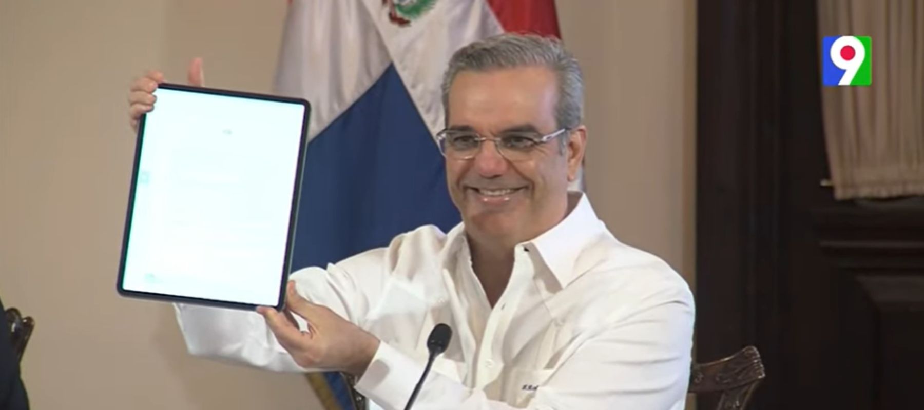 Abinader firma primer decreto de manera digital Primera Emisión SIN