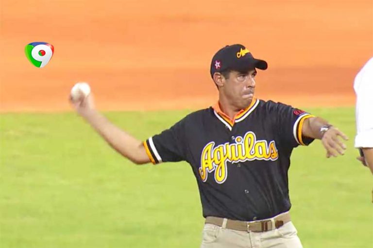 Domingo Bermúdez Presidente de Color Visión, lanza primera bola en juego Águilas y Licey en Santiago