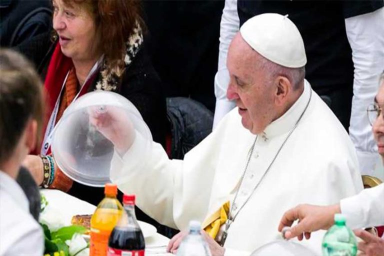 El papa almuerza con indigentes y pide escuchar grito de los pobres