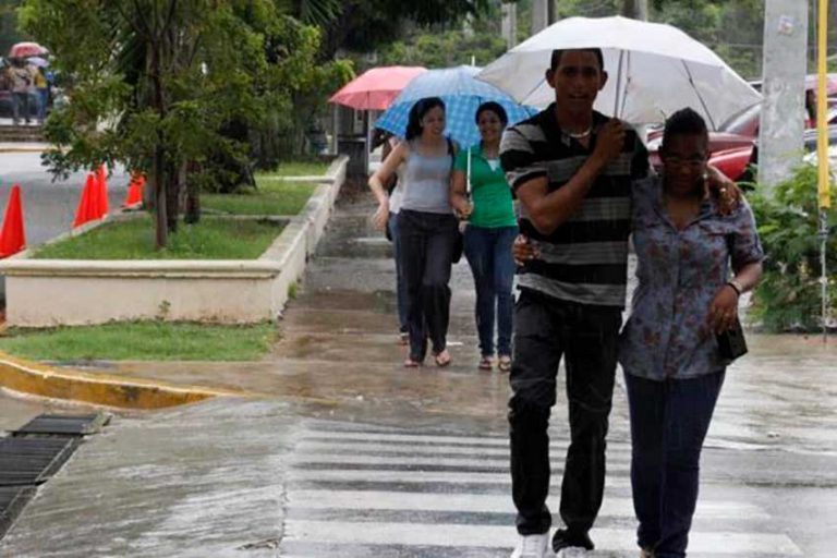 Seguirán las lluvias este lunes por vaguada y onda tropical