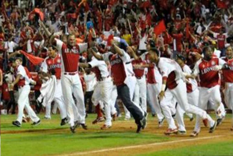Los Leones del Escogido derrotaron 3-2 a los Tigres de Licey