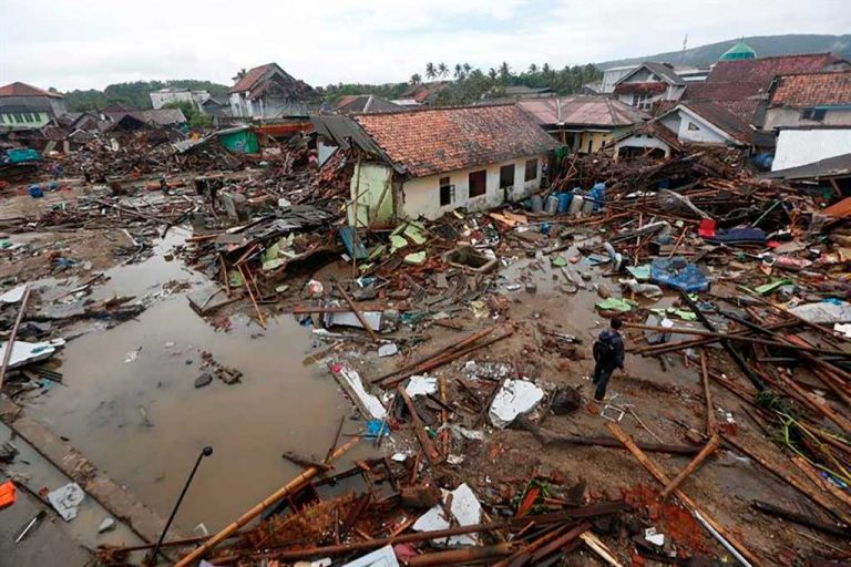 Elevan a 281 los muertos y 1.016 los heridos por un tsunami en Indonesia