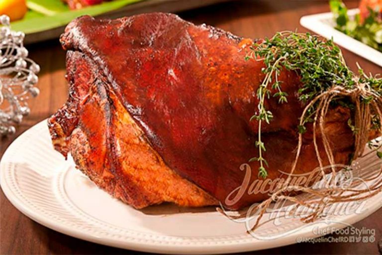 Pierna de cerdo con ensalada de papas, puerro y tocineta para las fiestas.