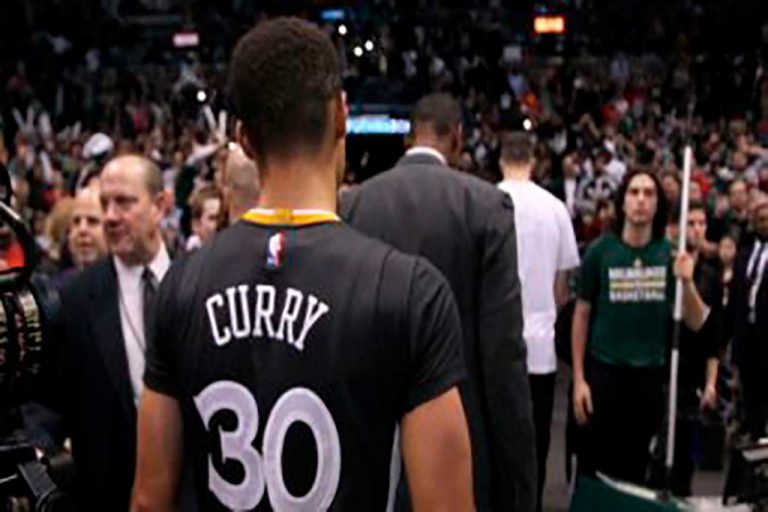 23-127. Curry consigue 42 puntos para los Warriors