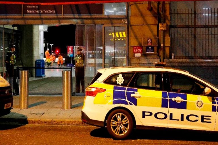 Investigan apuñalamiento en Metro de Mánchester como ataque terrorista