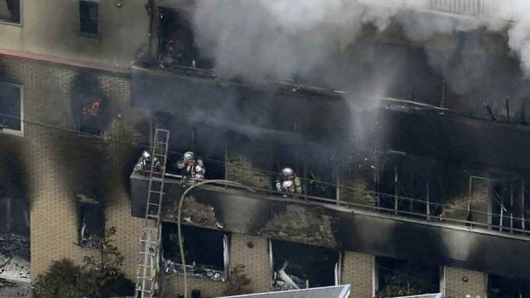 Al menos 25 muertos y decenas de heridos por incendio provocado en Japón
