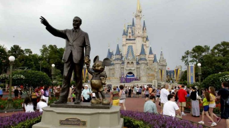 La heredera de Disney visita su imperio y denuncia que sus empleados se ven forzados a «buscar comida en la basura»