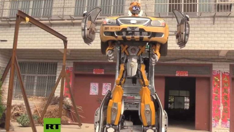 Un diseñador de juguetes ‘da vida’ a un gigante robot transformer