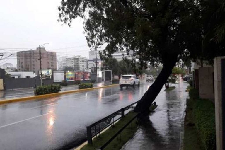 Onamet: Aguaceros y ráfagas de viento por vaguada y onda tropical; continúa 10 provincias en alerta