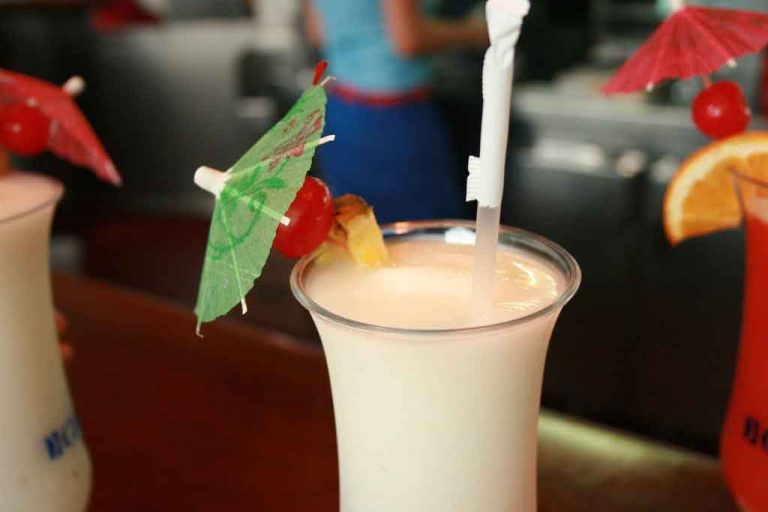 La piña colada cumple 65 años en medio de disputa del lugar de su creación