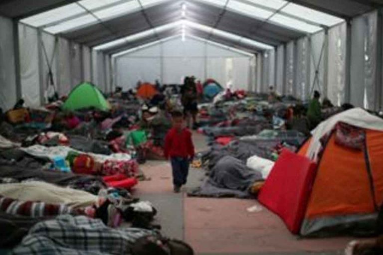 Inmigrantes son engañados y abandonados en la frontera de México-EEUU