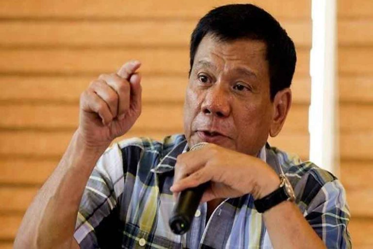 Presidente de Filipinas firma ley contra acoso sexual que prohíbe chistes sexistas y piropos