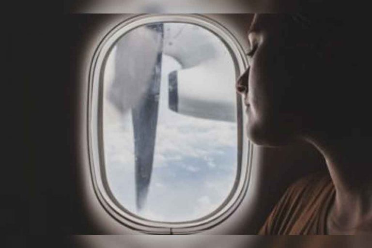 «Completamente aterrador»: el pasajero de un avión graba la avería de un motor en pleno vuelo