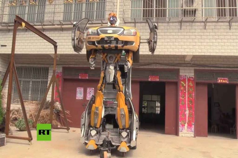 Un diseñador de juguetes ‘da vida’ a un gigante robot transformer