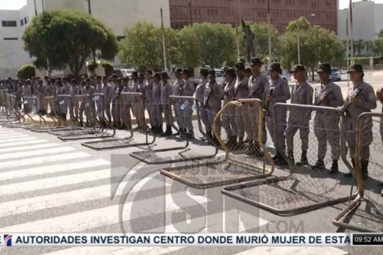 Con macanas y escudos, policías que protegen el Congreso Nacional vigilan las manifestaciones