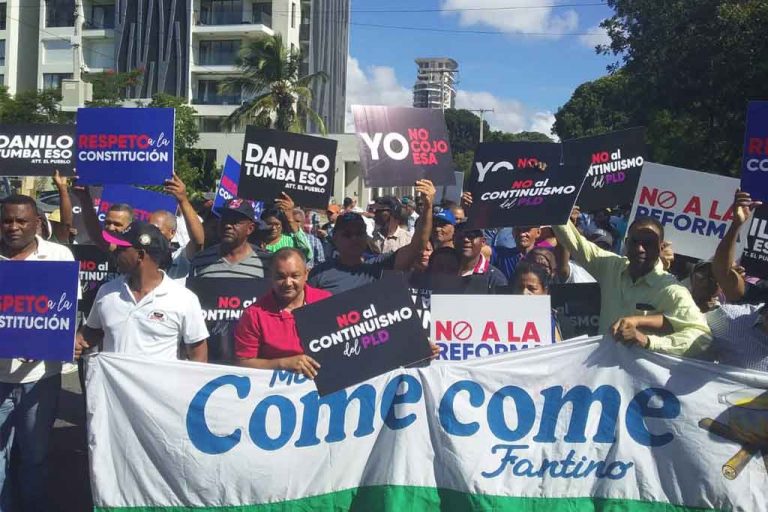 Marchan hacia el Congreso en contra de una reforma constitucional con fines reeleccionista