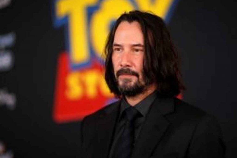 Un fan deja en su jardín un mensaje para Keanu Reeves y este le responde