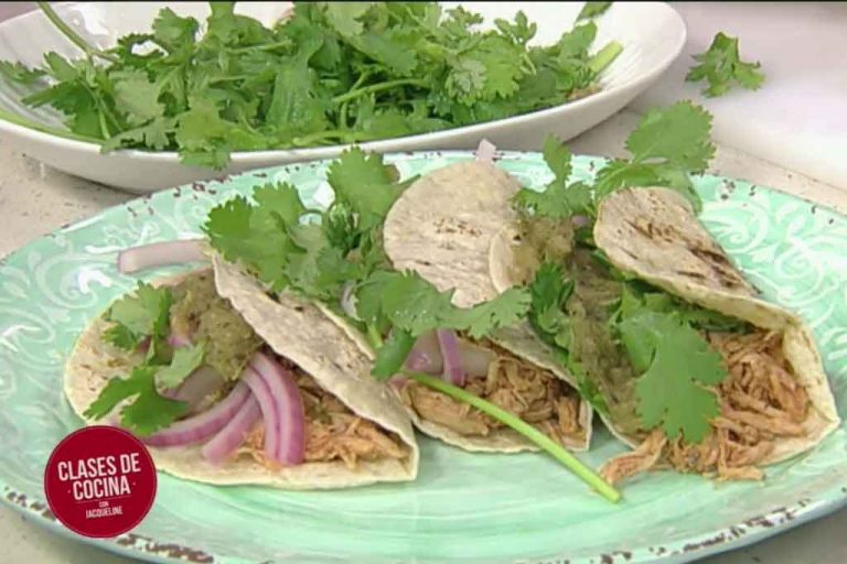 Hoy aprenderemos a cocinar Pan de maíz con bacalao y tacos de pollo con salsa verde