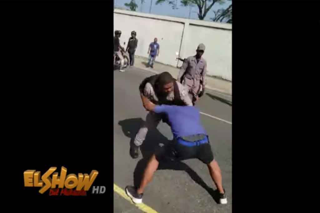 Joven que pelea con el Policía