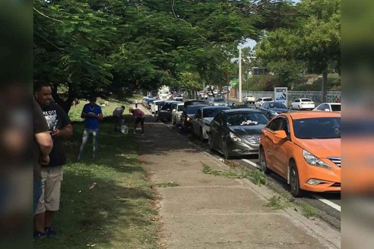 Choferes de UBER paralizan unidades exigiendo un mejor trato de la compañía