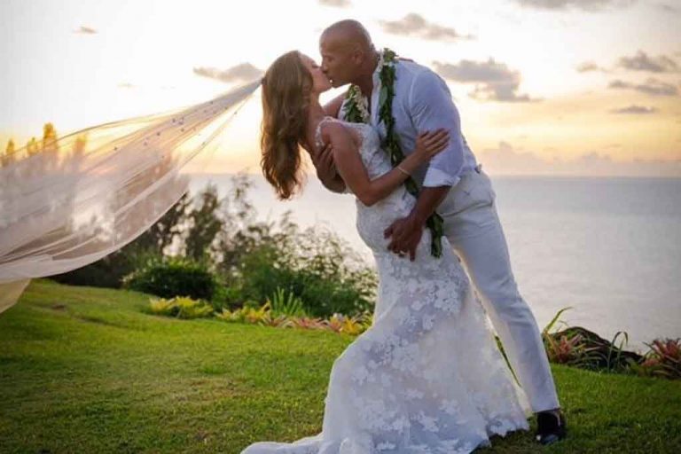 De forma inesperada, Dwayne Johnson «La Roca» se casa en una ceremonia hawaiana