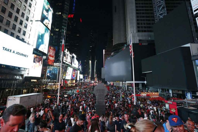 Nueva York: Multitud huye presa del pánico de Times Square al confundir el sonido de una moto con un tiroteo