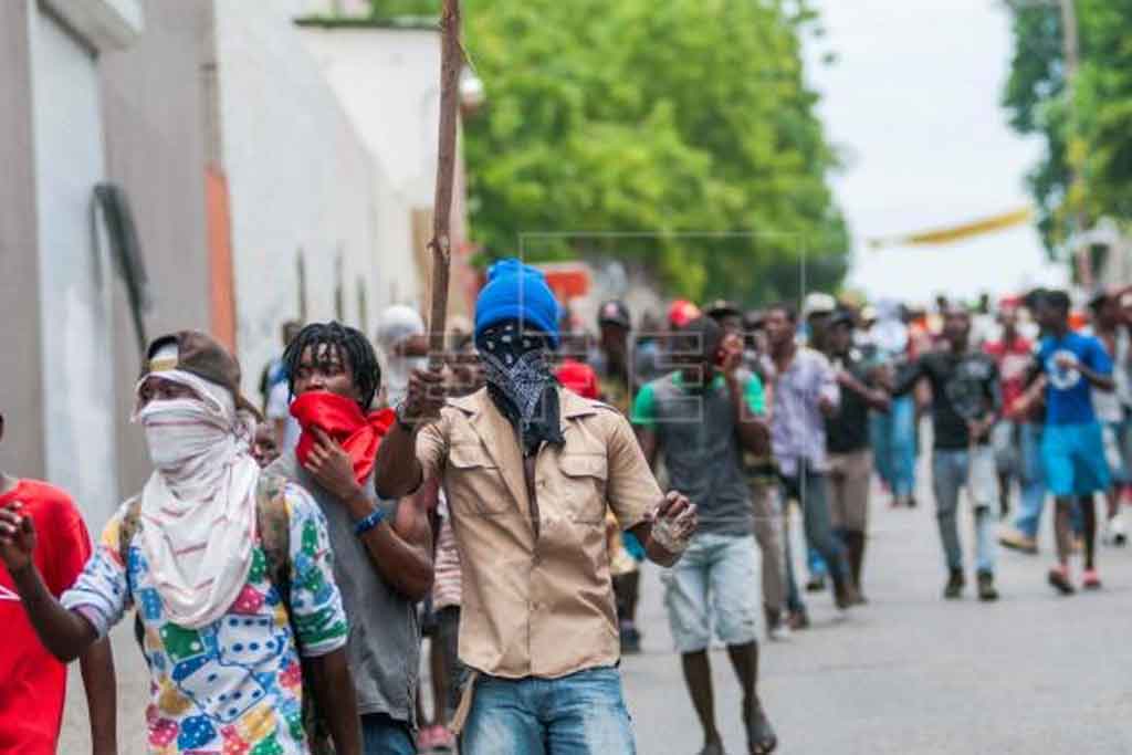 Con machetes marchan en Haití