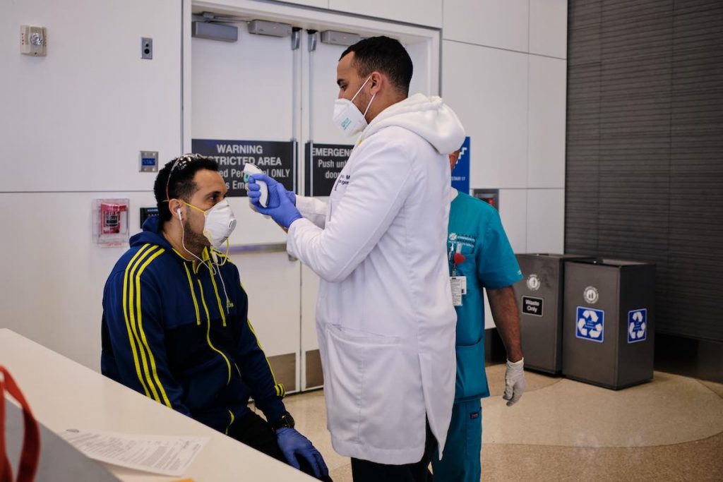 Uno de los pasajeros recibe los exámenes correspondientes para descartar síntomas del COVID-19 previo subir a la aeronave que los transportó de retorno a su país.