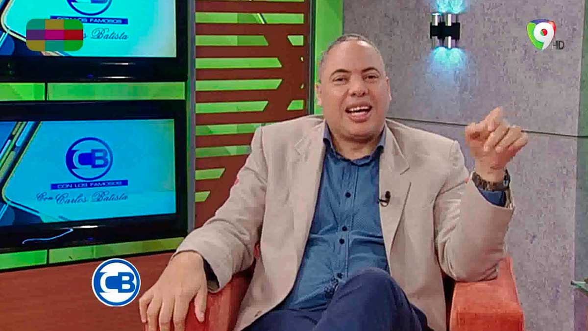 Héctor Gómez conversa con Carlos Batista en Con los Famosos