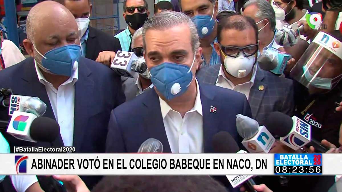 Luis Abinader ejerce derecho al voto; dice es extraño ataque cibernético