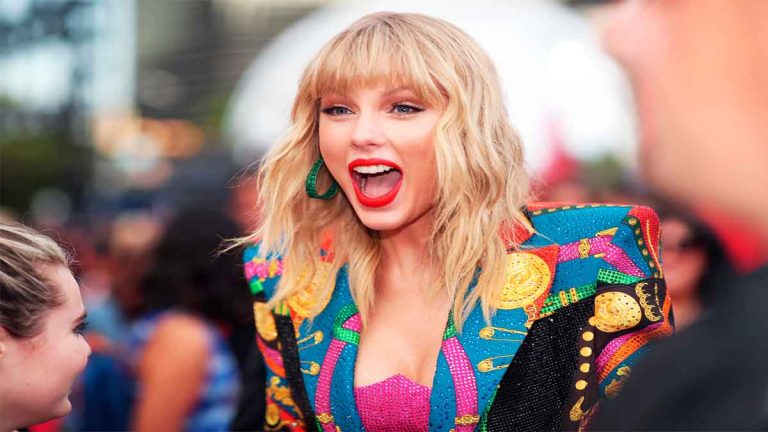 Taylor Swift vende más de 2 millones de copias de álbum «Folklore» y bate récords