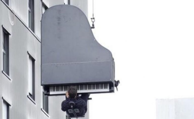 Músico toca piano colgado de una grúa y estremece al mundo