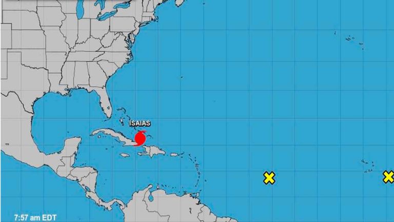 El huracán Isaías sacude Turcos y Caicos en su avance hacia Bahamas