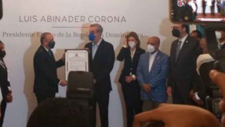 Abinader y Raquel Peña reciben certificado que los acredita como ganadores de elecciones
