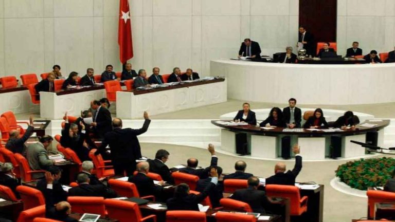 Turquía debate una polémica ley para censurar contenidos de redes sociales