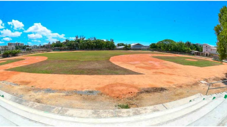 Ministerio de deportes entrega complejo de béisbol en Escuela Santo Domingo Savio