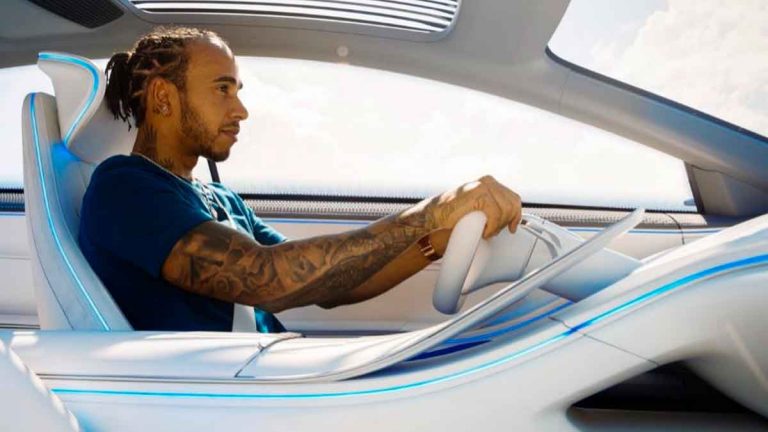 Lewis Hamilton prueba el Mercedes-Benz EQS eléctrico