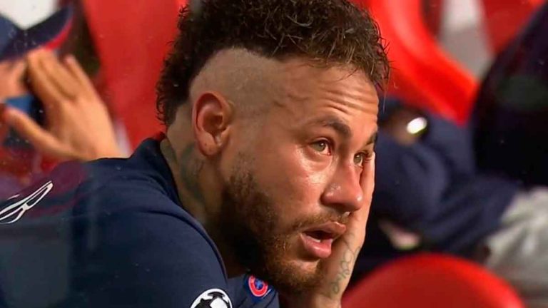 Las lágrimas de Neymar ;el delantero brasileño se mostró inconsolable tras perder contra el Bayer