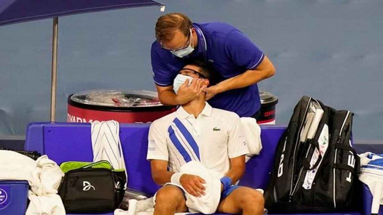 Djokovic gana en NY con molestias en cuello