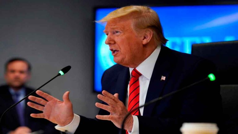 Trump restringe la contratación de extranjeros en el Gobierno de EEUU