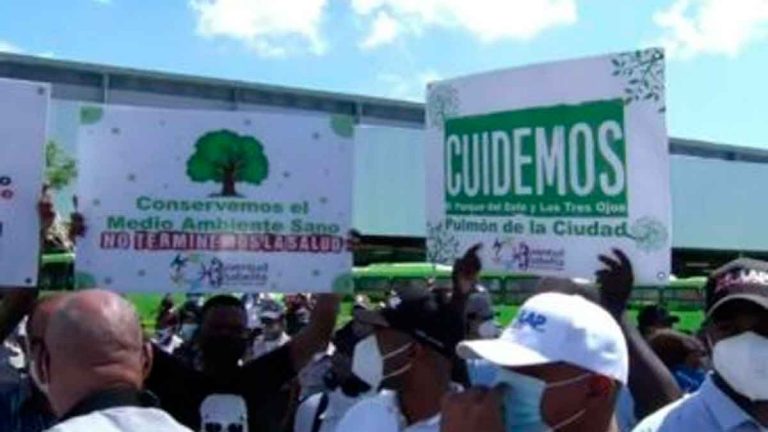 En medio de protestas, presidente Medina entrega terminal autobuses SDE