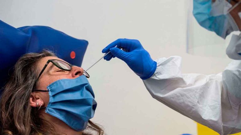 Se vuelven a disparar contagios por COVID-19, 1,004 en las últimas horas