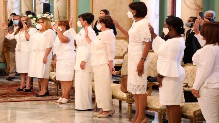 El presidente Luis Abinader juramenta nuevas gobernadoras provinciales