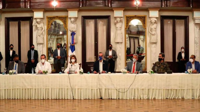 Presidente Abinader instruye proteger vidas y propiedades de familias ante paso de tormenta Laura