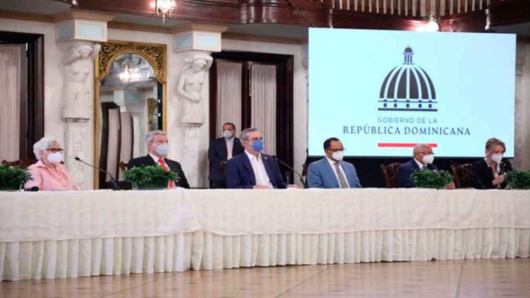 Abinader asegura muchas instituciones públicas están incumpliendo la ley