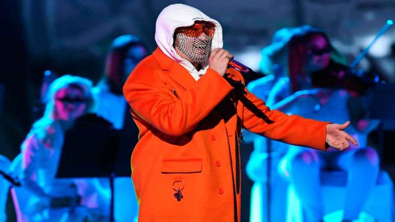 Bad Bunny domina en unos heroicos Premios Juventud