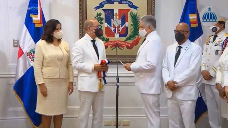 ¡Final de un periodo! Danilo Medina entrega banda presidencial