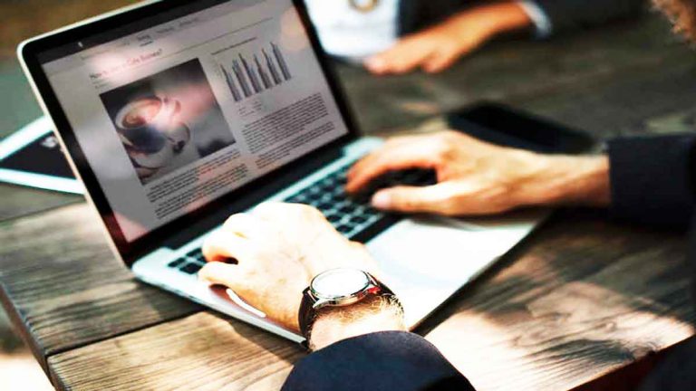 Latinos lidian la COVID-19 con más uso de medios digitales, dice Nielsen