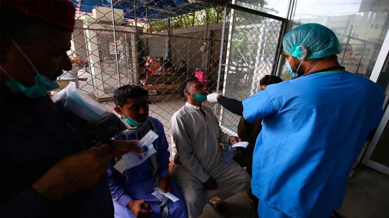 OMS: Los casos de coronavirus a nivel mundial alcanzan los 26,4 millones